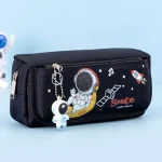 Zaino con design spaziale, astronauta e pianeta, ideale per appassionati di scienza e spazio, perfetto come decorazione o oggetto scientifico per studenti e amanti dell'astronomia.