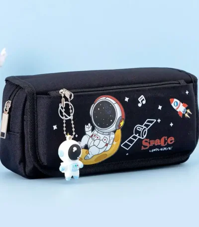 Zaino con design spaziale, astronauta e pianeta, ideale per appassionati di scienza e spazio, perfetto come decorazione o oggetto scientifico per studenti e amanti dell'astronomia.