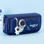 Astuccio spaziale con decorazioni di astronauti e razzi.