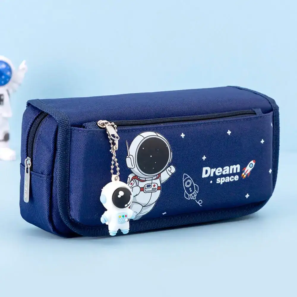 Astuccio spaziale con decorazioni di astronauti e razzi.