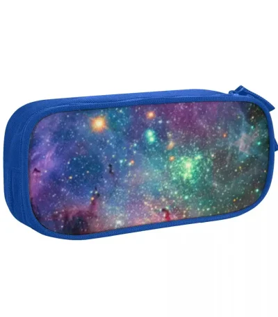 Vassoio portapenne con stampa di galassia colorata, ideale come decorazione scientifica o oggetto da scrivania. Design spaziale con stelle e nebulose in tonalità vivaci.