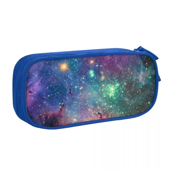 Vassoio portapenne con stampa di galassia colorata, ideale come decorazione scientifica o oggetto da scrivania. Design spaziale con stelle e nebulose in tonalità vivaci.
