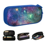 Astuccio con stampa di spazio e galassie, perfetto per appassionati di astronomia e scienze, ideale per scuola e studio.