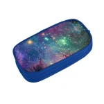 Penne portaoggetti con stampa galassia, ideale per studenti e appassionati di astronomia, con design colorato e spaziale. Perfetto per organizzare penne, matite e piccoli oggetti.