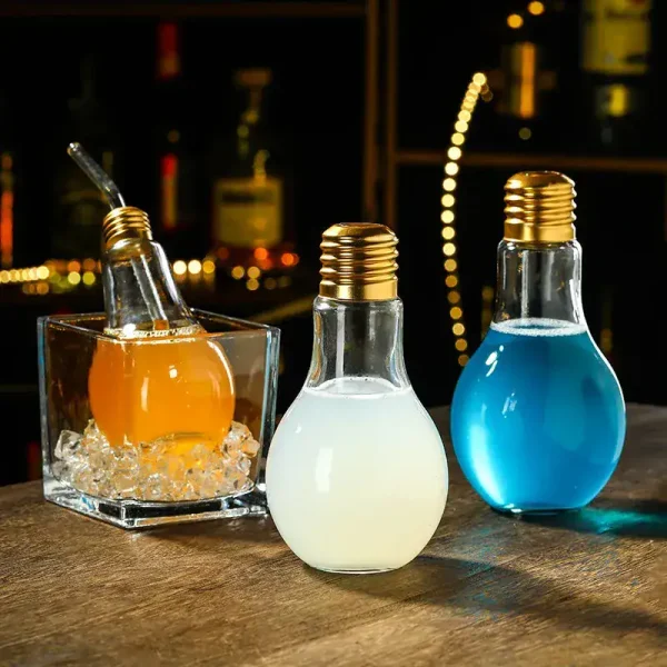 Tre lampadine scientifiche colorate come decorazioni da tavolo, con filamenti visibili e base in metallo, ideali per arredamento a tema scientifico o decorazioni creative.