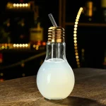 Lampadina decorativa con beuta e pipetta, oggetto scientifico originale per decorazioni e collezioni.