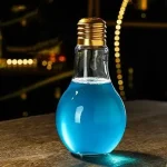 Lampadina decorativa con liquido blu, perfetta come oggetto di design e decorazione ispirata alla scienza.