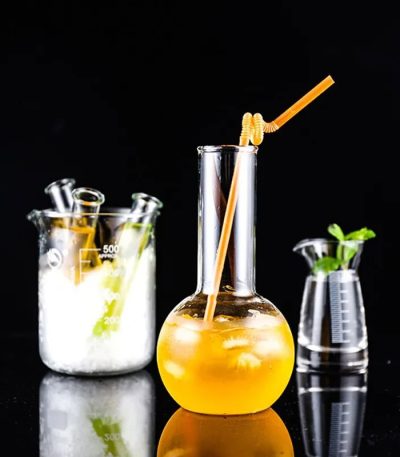 Becher e provette scientifiche decorative per ambienti moderni e studi scientifici. Perfetti come oggetti di design o decorazioni originali con un tocco scientifico.