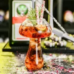 Vaso di cocktail decorativo con piante e cannucce, oggetto scientifico per decorazioni e shop, ideale per ambienti tematici e collezioni di oggetti scientifici.