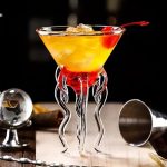 Vassoio da cocktail con decorazioni scientifiche in vetro, perfetto per ambienti di bar o eventi a tema scientifico, con un design innovativo e originale.