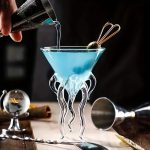 Vaso da cocktail in vetro con design scientifico, perfetto come decorazione o oggetto da collezione, ideale per appassionati di scienza e design innovativo.