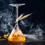 Vaso di laboratorio con fumo, becher con liquido e grano di grano, decorazione scientifica elegante e originale.