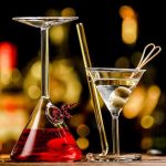 Vasi da laboratorio decorativi in vetro con liquidi colorati e accessori scientifici, ideali per decorazioni e oggetti da collezione ispirati al mondo scientifico.