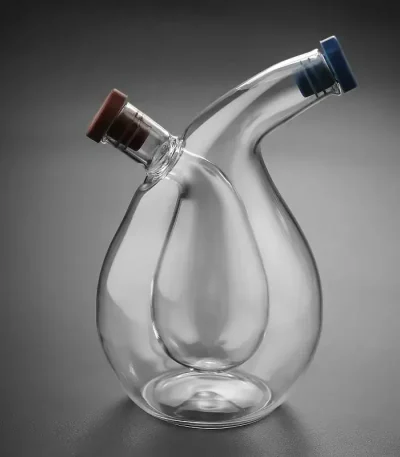 Vaso di laboratorio in vetro con due beccucci colorati, ideale come decorazione scientifica o oggetto da collezione. Design elegante e funzionale, perfetto per appassionati di scienza e decorazioni or.