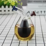 Vaso di vetro con sonda di laboratorio e liquido giallo-trasparente, ideale per decorazioni scientifiche e oggetti da collezione.