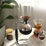 Apparecchiature di laboratorio chimico con beute e filtri, perfette per decorazioni scientifiche e oggetti da collezione.