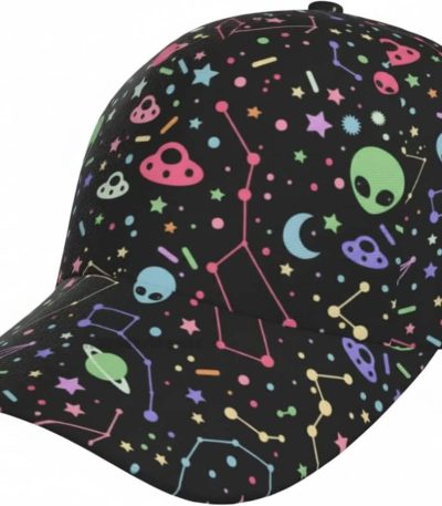 Cappellino da baseball con stampa di galassie, pianeti, stelle e alieni in colori vivaci su sfondo nero, perfetto per gli appassionati di astronomia e decorazioni scientifiche.