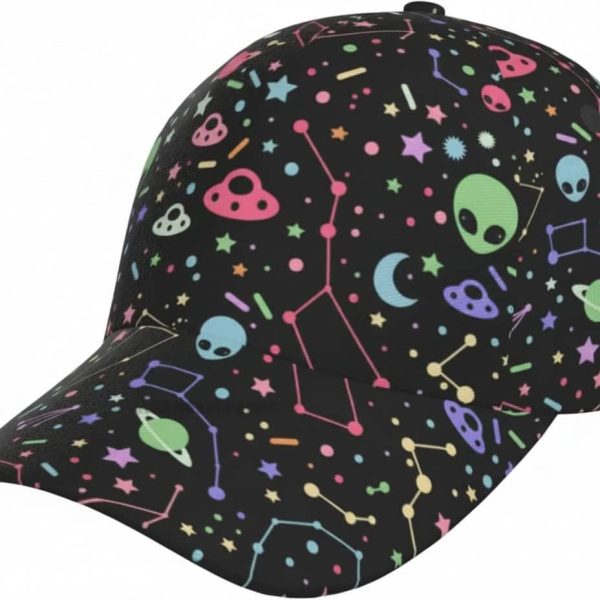 Cappellino da baseball con stampa di galassie, pianeti, stelle e alieni in colori vivaci su sfondo nero, perfetto per gli appassionati di astronomia e decorazioni scientifiche.