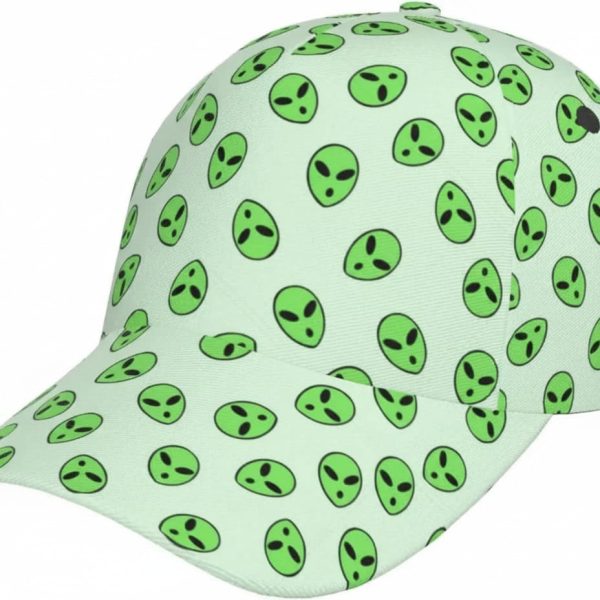 Tappo da baseball con stampa di facce di alieni verdi, perfetto come accessorio originale e divertente per appassionati di scienza e fantascienza.