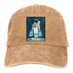 Cappellino beige con stampa di astronauta che tiene borse di acquisto, design ispirato allo spazio e alla scienza, perfetto per appassionati di astronomia e cultura scientifica.