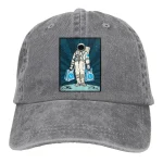 Cappellino grigio con stampa di un astronauta che tiene due borse, simbolo di esplorazione e avventura spaziale.