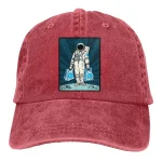 Cappellino rosso con stampa di un astronauta che tiene due borse blu, simbolo di esplorazione e avventura spaziale.