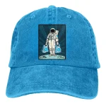 Cappellino azzurro con stampa di un astronauta che tiene due borse spaziali, simbolo di esplorazione e avventura scientifica.