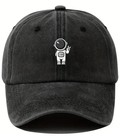 Cappellino nero con ricamo di astronauta stilizzato bianco, perfetto come accessorio decorativo e casual per appassionati di scienza e spazio.