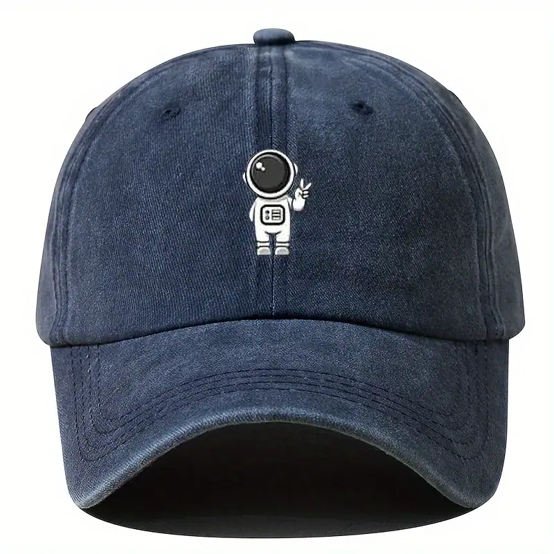 Cappellino blu con logo di un astronauta stilizzato che saluta, perfetto come gadget scientifico e decorazione per appassionati di spazio e scienza.