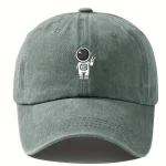 Cappellino grigio con stampa di astronauta stilizzato, accessorio di moda e decorazione scientifica per appassionati di spazio e scienza.