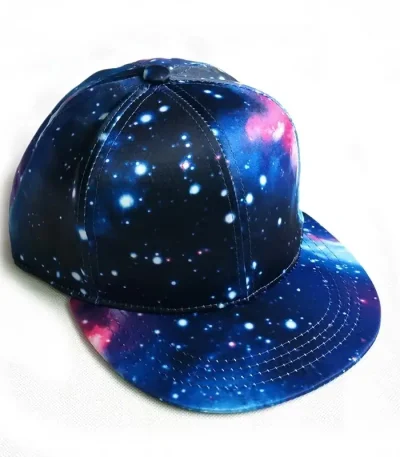 Cappellino con stampa spazio e galassie, perfetto per gli appassionati di astronomia e decorazioni scientifiche. Design vivace con stelle e nebulose, ideale per un look originale e cosmico.