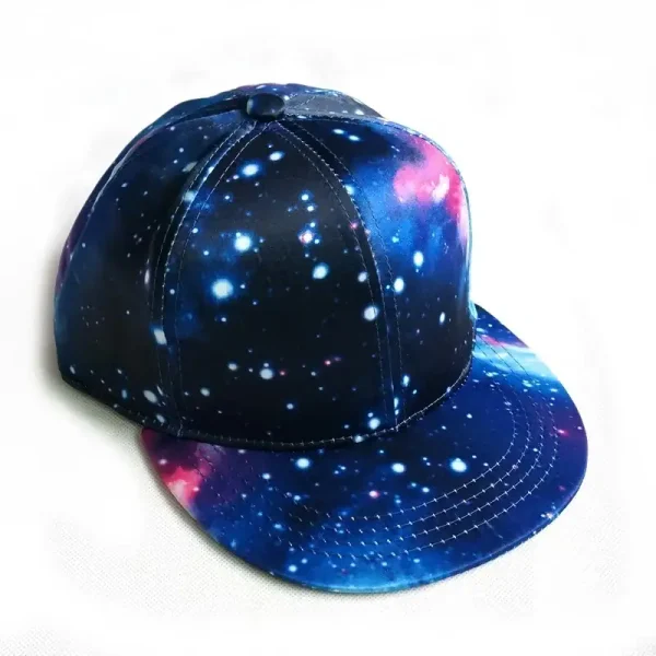 Cappellino con stampa spazio e galassie, perfetto per gli appassionati di astronomia e decorazioni scientifiche. Design vivace con stelle e nebulose, ideale per un look originale e cosmico.
