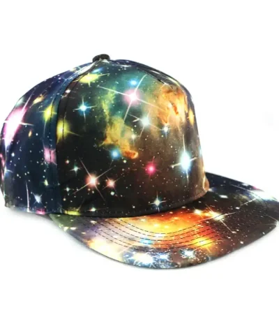 Cappellino con design ispirato allo spazio, decorato con immagini di galassie, stelle e nebulose in colori vivaci e brillanti. Perfetto per gli appassionati di astronomia e decorazioni scientifiche.