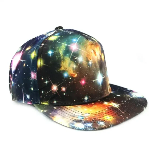 Cappellino con design ispirato allo spazio, decorato con immagini di galassie, stelle e nebulose in colori vivaci e brillanti. Perfetto per gli appassionati di astronomia e decorazioni scientifiche.