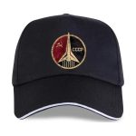 Cappellino nero con stemma sovietico, simbolo della corsa allo spazio e dell'Unione Sovietica, con dettagli in rosso e oro.