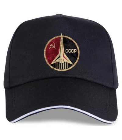 Cappellino nero con stemma sovietico, simbolo della corsa allo spazio e dell'Unione Sovietica, con dettagli in rosso e oro.