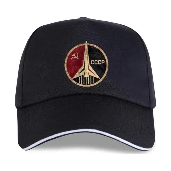 Cappellino nero con stemma sovietico, simbolo della corsa allo spazio e dell'Unione Sovietica, con dettagli in rosso e oro.