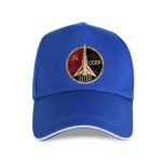 Cappellino blu con ricamo di logo sovietico e razzo spaziale, simbolo dell'era spaziale sovietica e della corsa allo spazio.