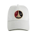 Cappellino bianco con ricamo di stemma sovietico, simboli comunisti e razzo, perfetto come gadget storico o decorazione a tema.