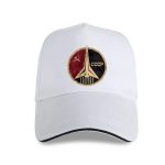 Cappellino bianco con patch sovietico e razzo spaziale, simbolo storico e scientifico, perfetto come gadget decorativo o collezione.