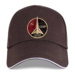 Cappellino con logo sovietico e razzo spaziale, simbolo dell'Unione Sovietica e della corsa allo spazio, ideale come oggetto decorativo o collezionismo scientifico.