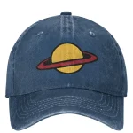 Cappellino in denim con stampa di un pianeta con anello, stile casual e alla moda, perfetto per gli appassionati di astronomia e moda streetwear.