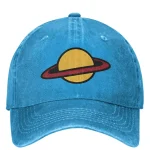Cappellino blu in tessuto con stampa di un pianeta con anello, stile space casual. Perfetto come accessorio decorativo o per appassionati di astronomia e scienza.