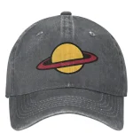 Cappellino grigio con stampa di un pianeta con anello, perfetto come accessorio decorativo e originale per gli appassionati di scienza e spazio.