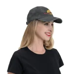 Cappellino grigio con stampa di pianeta e stelle, donna sorridente con maglietta nera, accessorio scientifico decorativo.