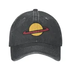 Berretto con stampa pianeta Saturno e anello orbitale, stile casual e trendy.