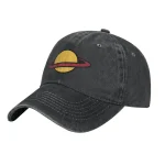Cappellino da baseball in tessuto scuro con logo di un pianeta con anello giallo e rosso.