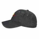 Cappellino da baseball nero con logo scientifico ricamato, stile casual e sportivo, perfetto per appassionati di scienza e moda.