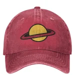 Cappellino in tessuto morbido con stampa di un pianeta con anello, perfetto per gli appassionati di astronomia e scienza. Design casual e originale, ideale come accessorio decorativo o per un look isp.