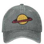 Cappellino vintage grigio con stampa di un pianeta con anello, stile retrò e casual. Perfetto come accessorio di moda per appassionati di spazio e astronomia.